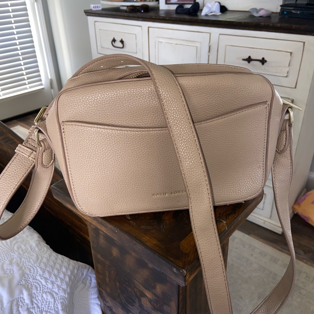 Elegant Pebble Leather Crossbody Bag in Tan